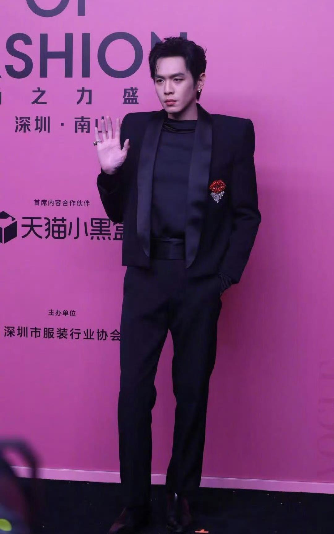 男明星也是越来越注重头肩比了，你看张若昀这垫肩哈哈哈哈哈哈哈哈 ​​​