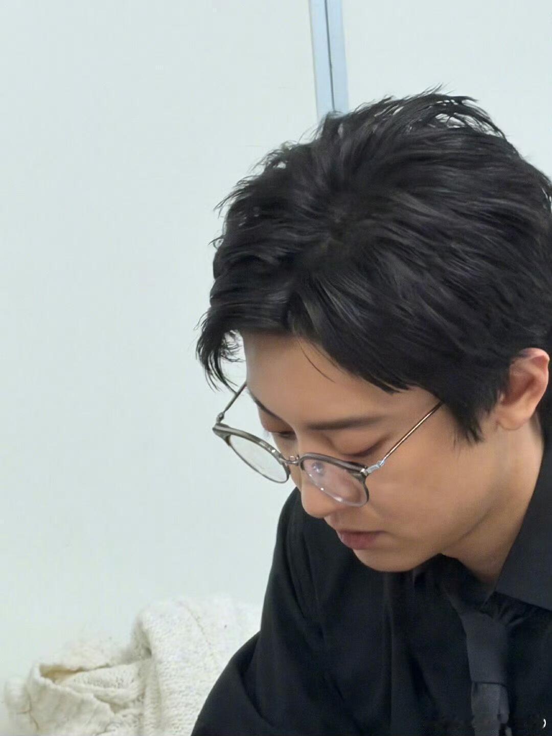 世勋微博更新原来合照里面是没有灿烈，才单独放了一张偷拍灿烈的！表哥表弟同款手势！