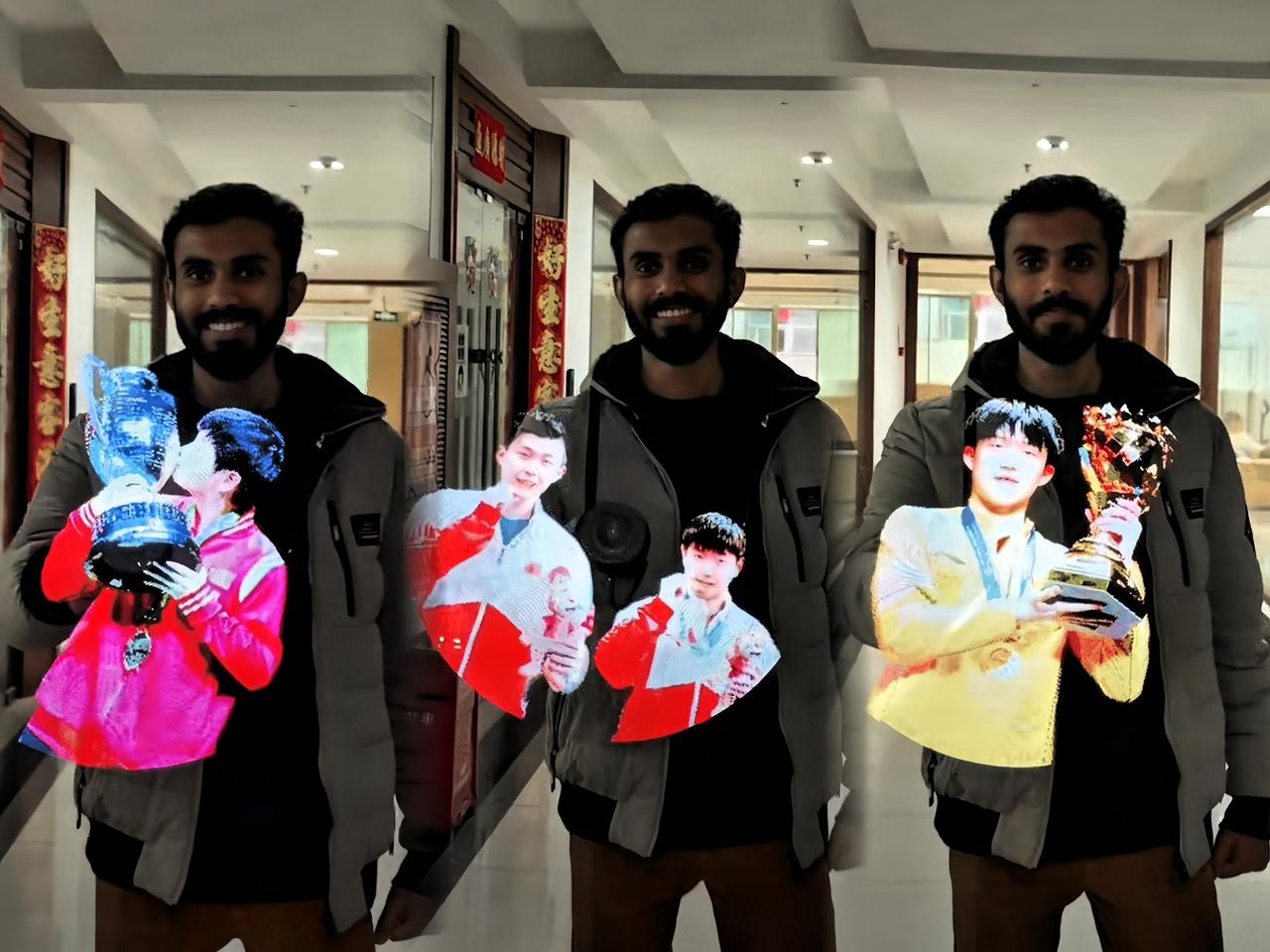 现在这应援也太会玩了吧！

刚在网上刷到一个外国小哥，
举着个会转的3D全息小风