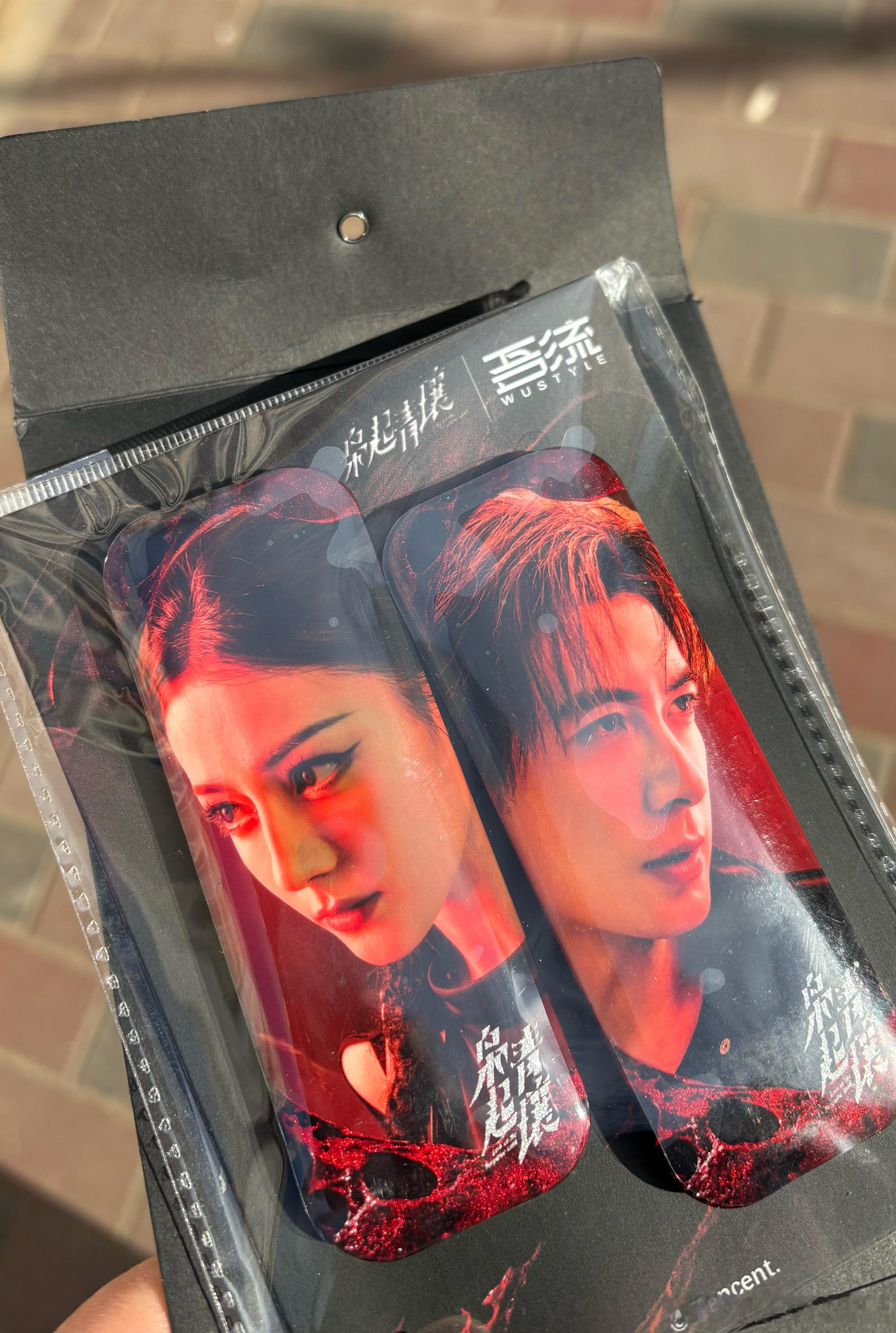 送迪丽热巴枭起青壤马口铁（单人）。这个马口铁我已经有一份了，写剧评挣来的这份就送