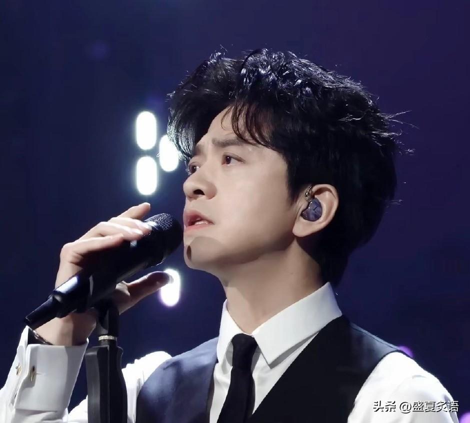 🌙李健，冲上热搜！

3月30日晚上，一向低调的歌手李健，突然冲上了热搜，没想