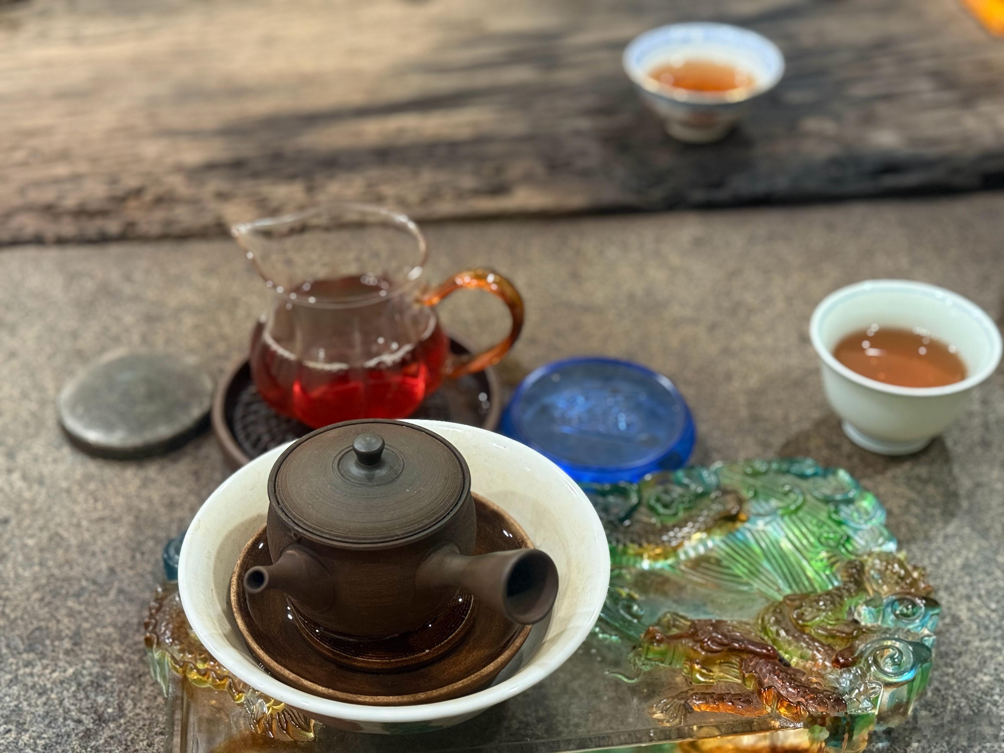 人生如茶，空杯最好，苦中飘香就像逝水流年，有明媚或暗淡的过往，有或悲或喜的往昔岁