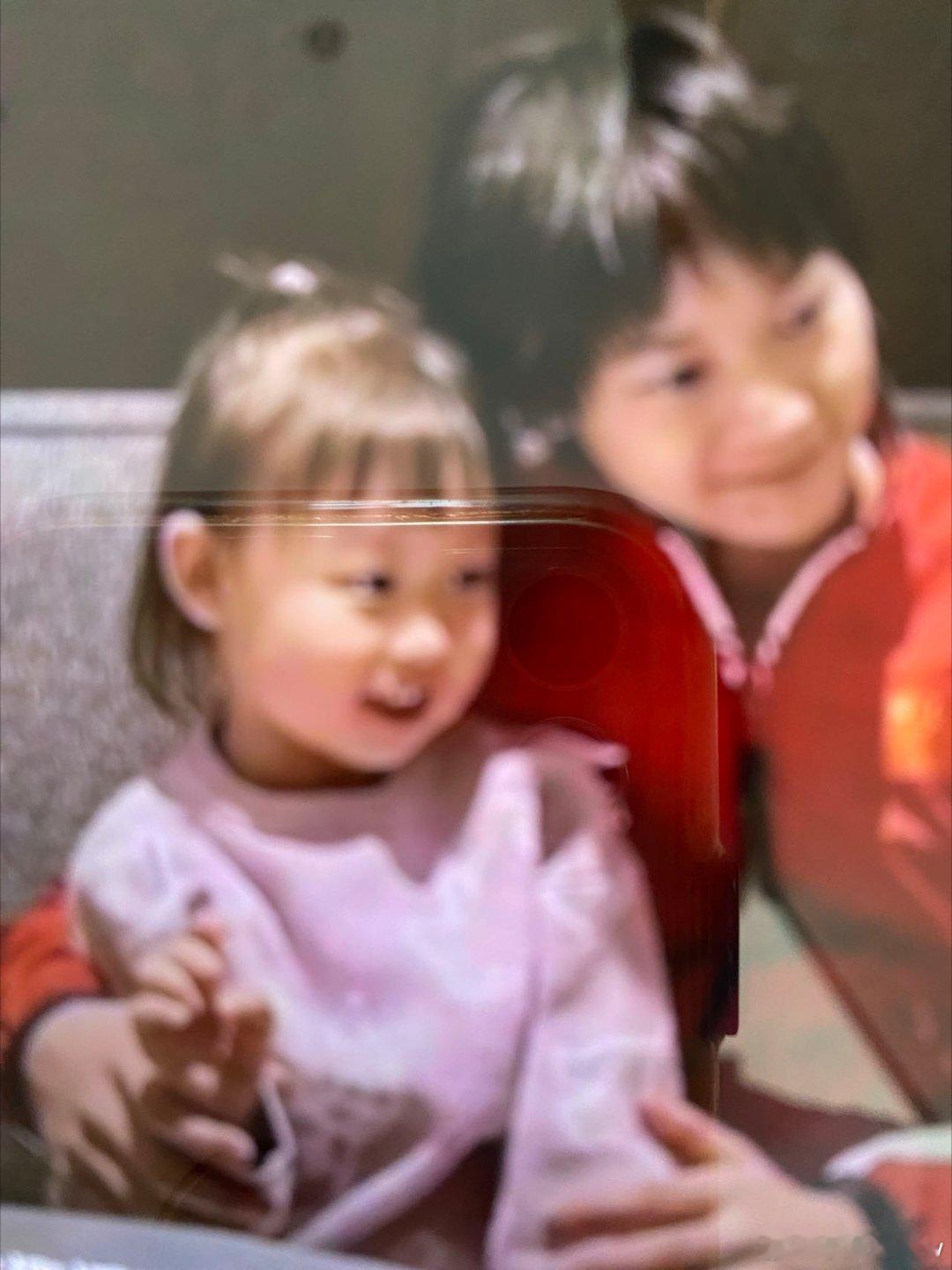 近日，全红婵和陈芋汐与郭晶晶小女儿的画面温馨动人，婵宝真情环抱，爱心满满。芋汐虽