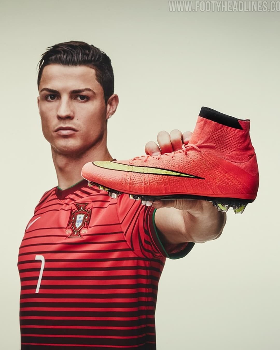 C罗[超话]  c罗  CR7战靴 橙红色系元素14年还是很经典 