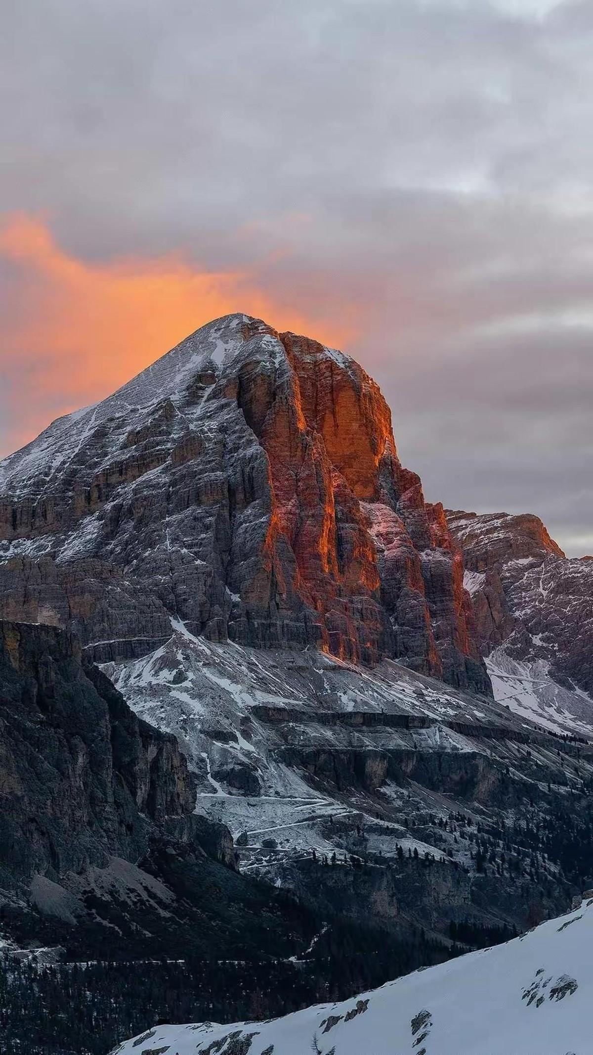 企业家公开说，一定要势利，不上档次的人不要接触。
他划了条线。线这边是上档次的人