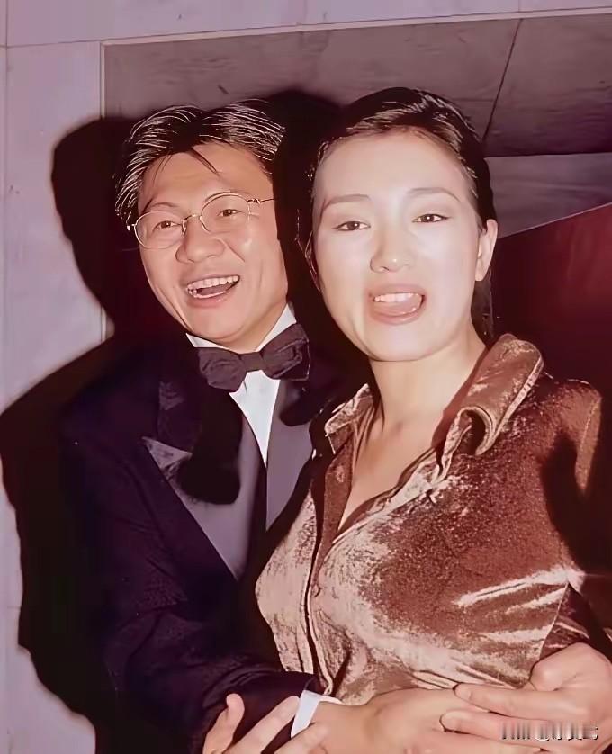 影后巩俐，喝了大半年中药。1996年，她嫁新加坡商人黄和祥。听从母亲建议，决定生