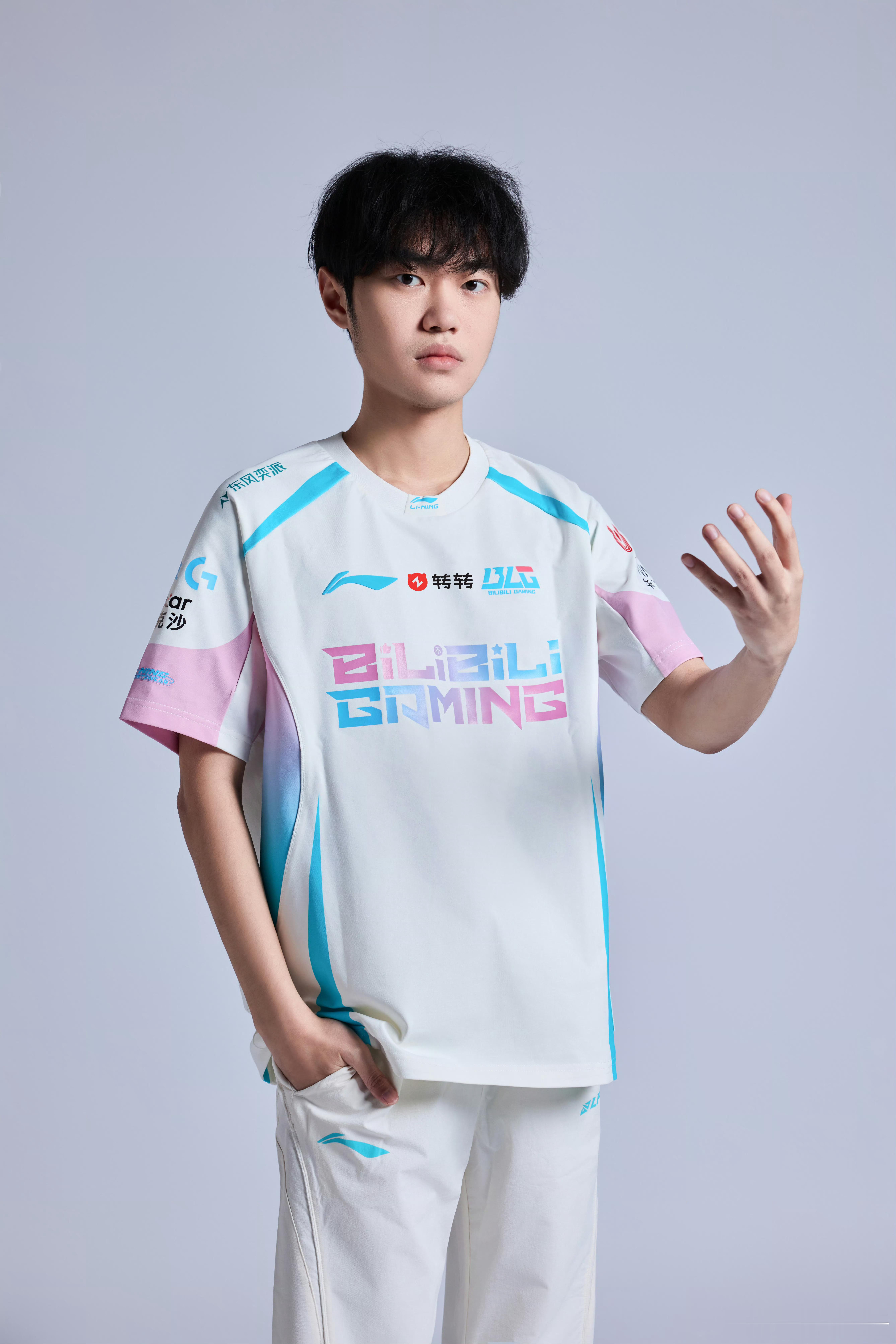 搂到Knight专访了，赢了的话跟手队聊聊。blg对战tesblg