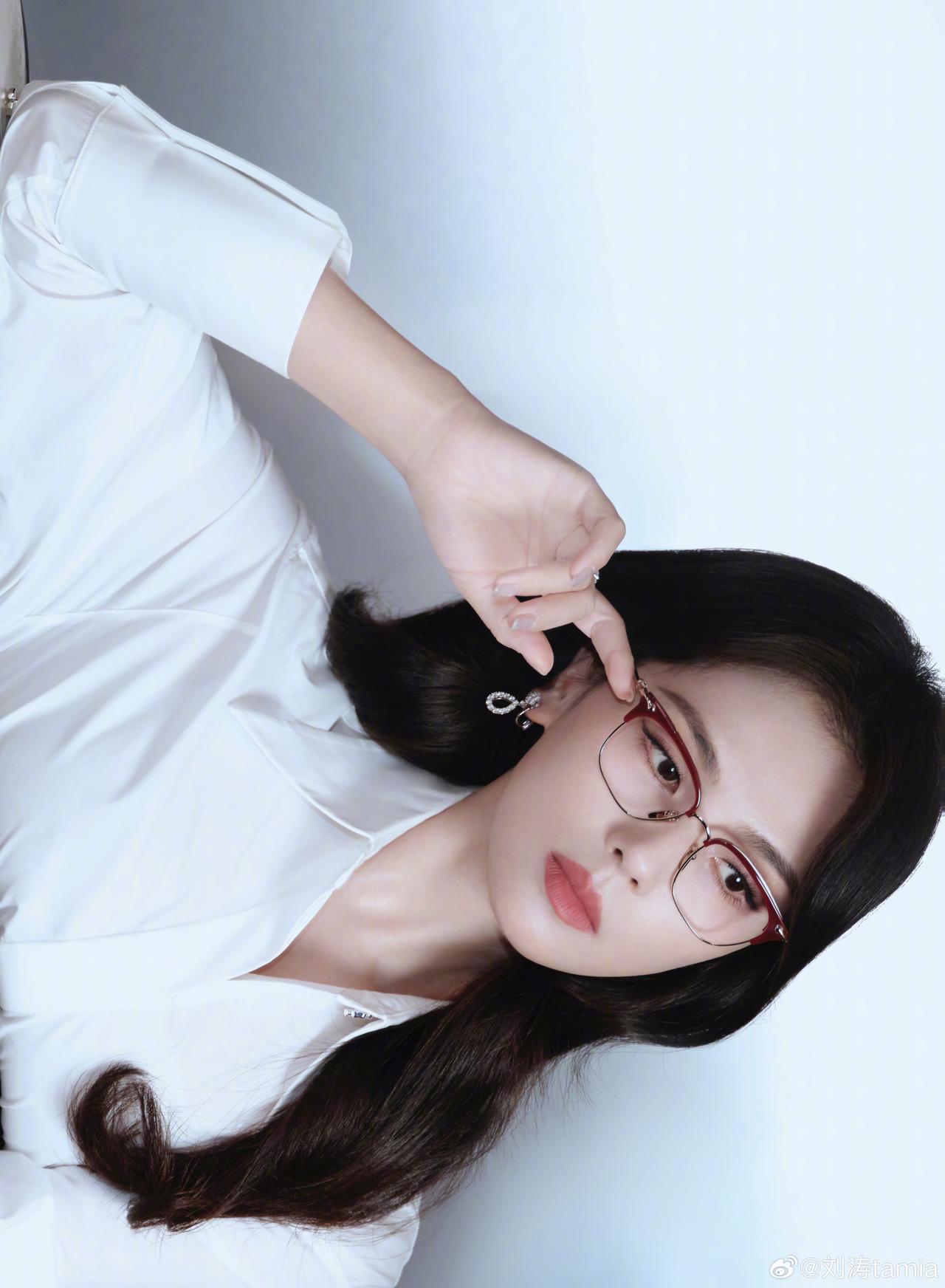 刘涛办公室中眼镜教师妈妈