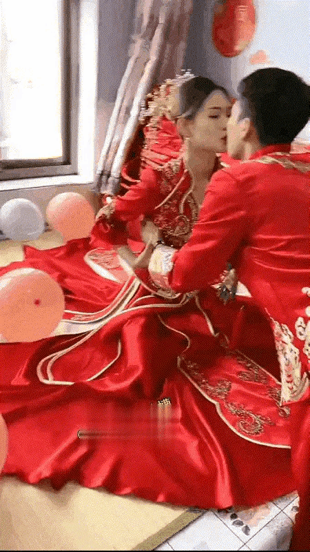 才结婚就开始嫌弃了？这不是白忙乎了么？
婚礼上，嘉宾起哄，要一对新人来亲一个。新