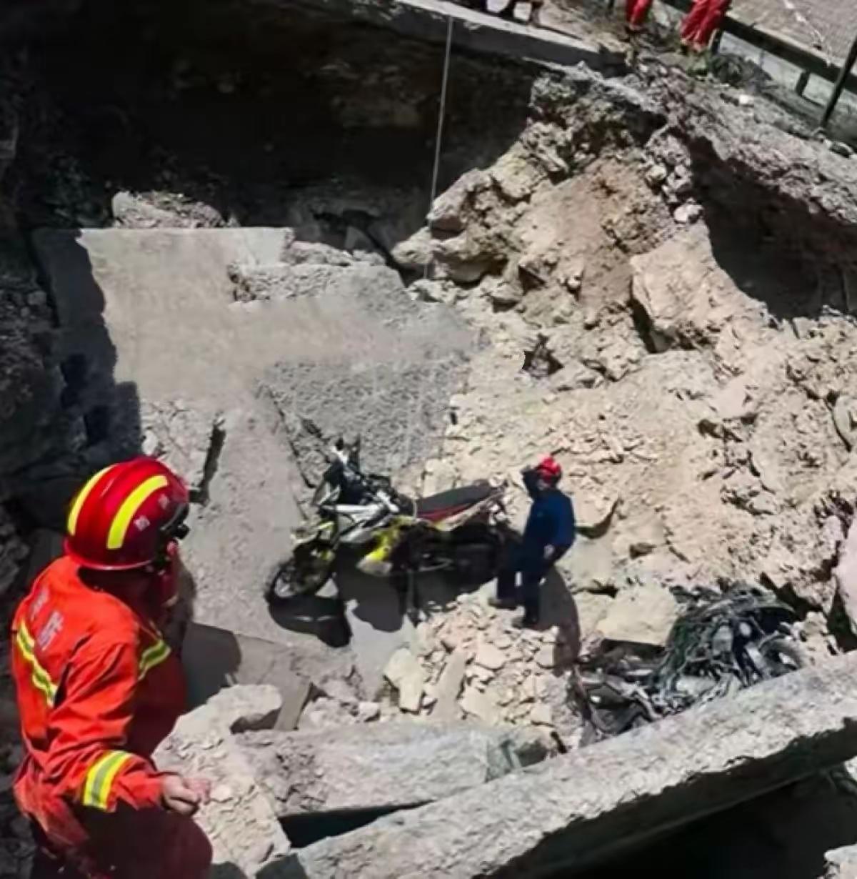 深夜骑行坠入5米深坑！四川两男子误入塌陷道路重伤进ICU，无任何警示标识拟起诉维
