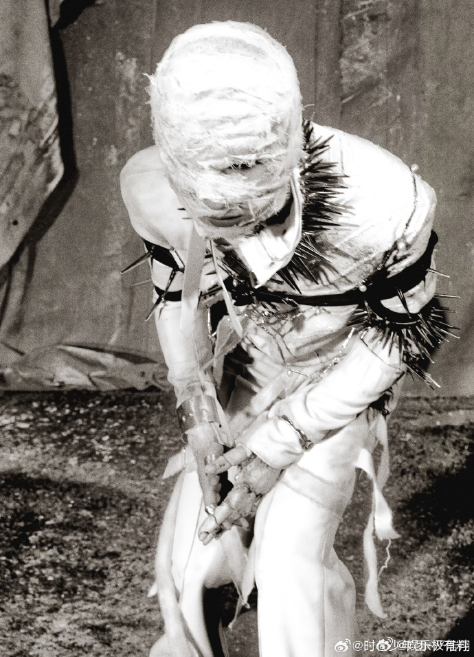 严浩翔全新概念照、严浩翔SM2新概念照严浩翔SM2新概念照质感绝了！绷带造型自带