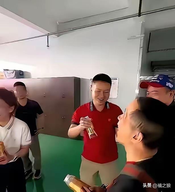 狼评：东鹏特饮20亿市值翻车撕开最荒诞潜规则
 
世间最真实的从不是精心彩排的公
