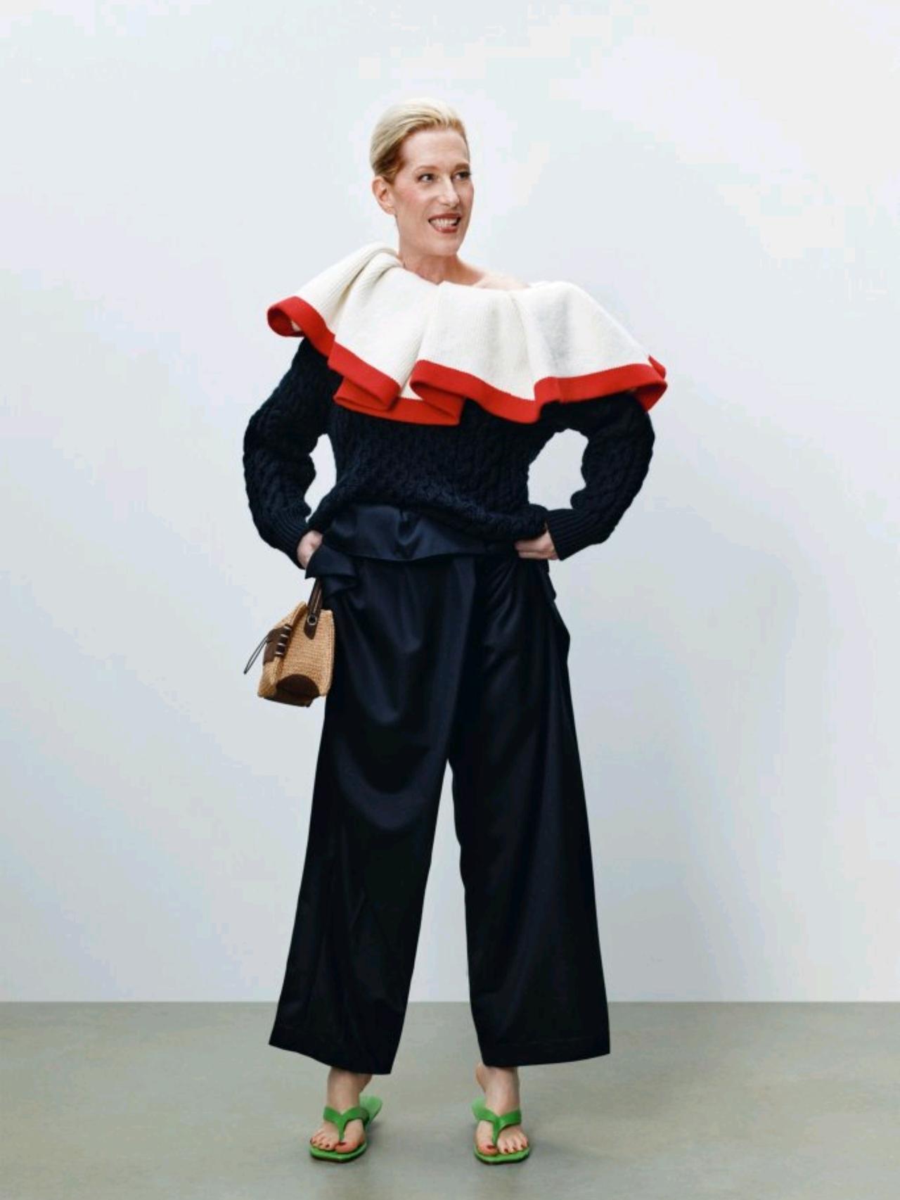 JW Anderson 2026秋冬男装系列的配饰充满叙事性。模特手中不再是包袋