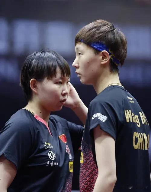 王曼昱把球迷吓一跳。

昨天女团对阵中国澳门，王曼昱首秀1:3不敌朱雨玲（代表中