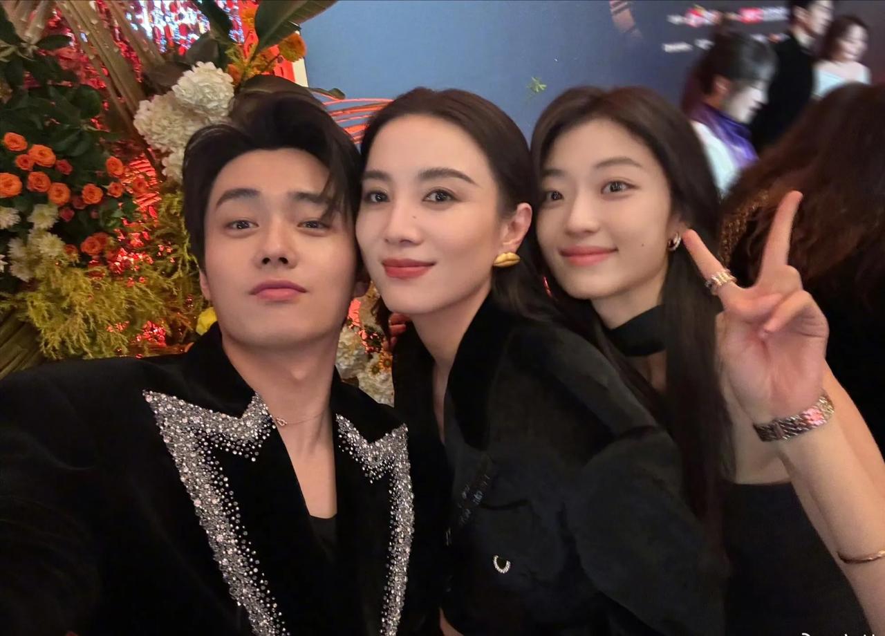 着照片中的三位，各有各的特点。左边的男士年轻帅气。毫无疑问的是小鲜肉一枚！中间的