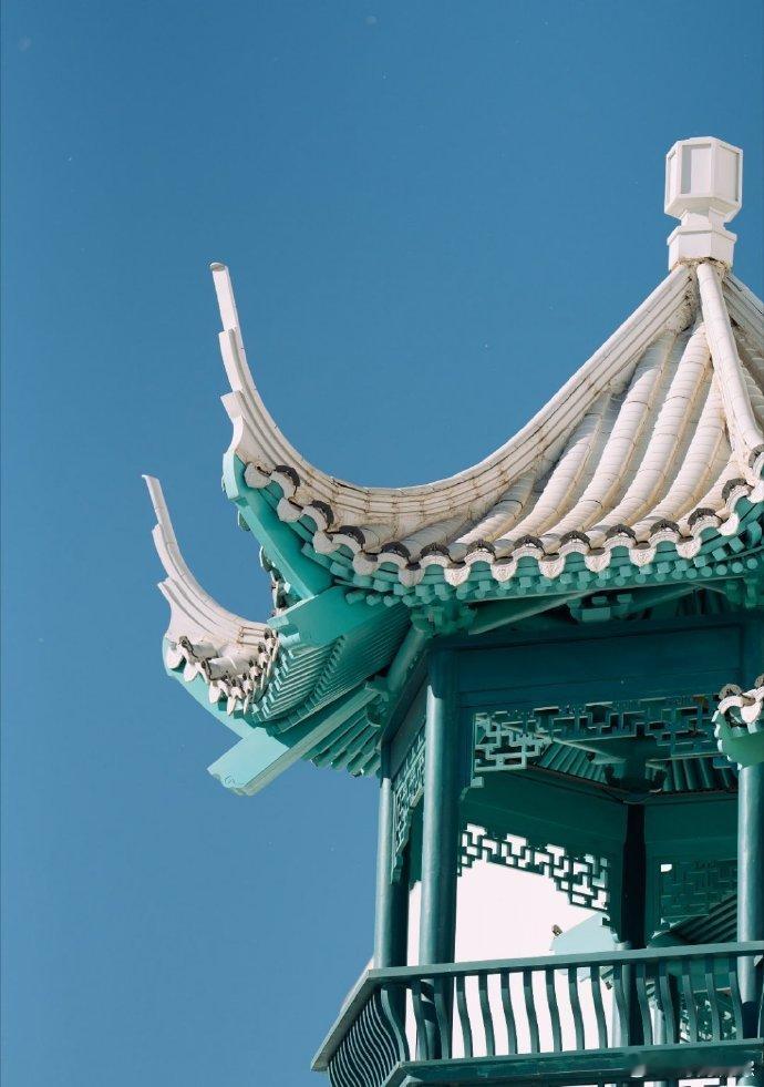 第一次被中式美学震撼到高挺端庄的造型气场十足，线条利落大气，底色清冷素雅，周身大