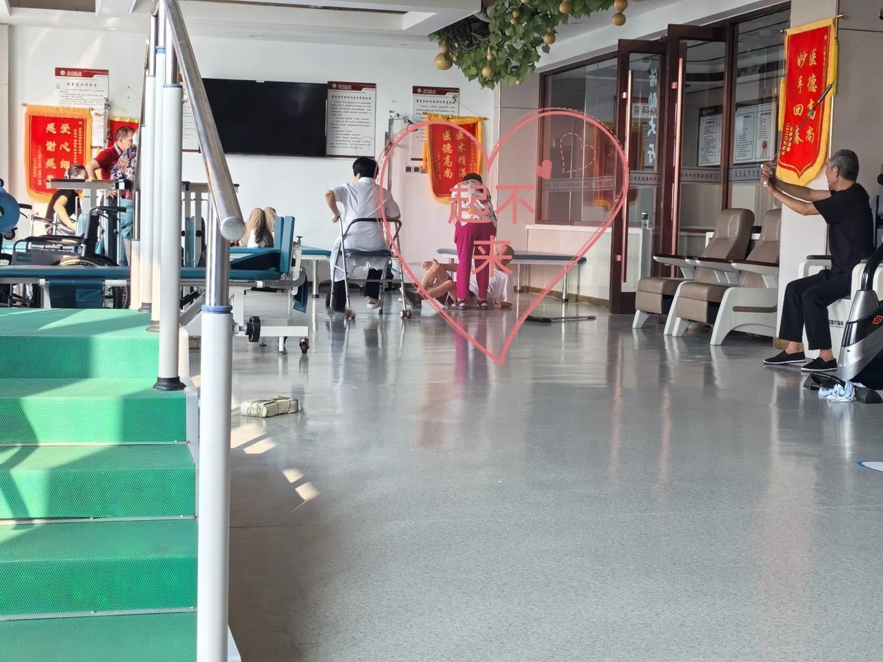 康复理疗打卡第四天
老王不好好配合康复训练又“挨打”了。疗养院有个老王，脑梗后被