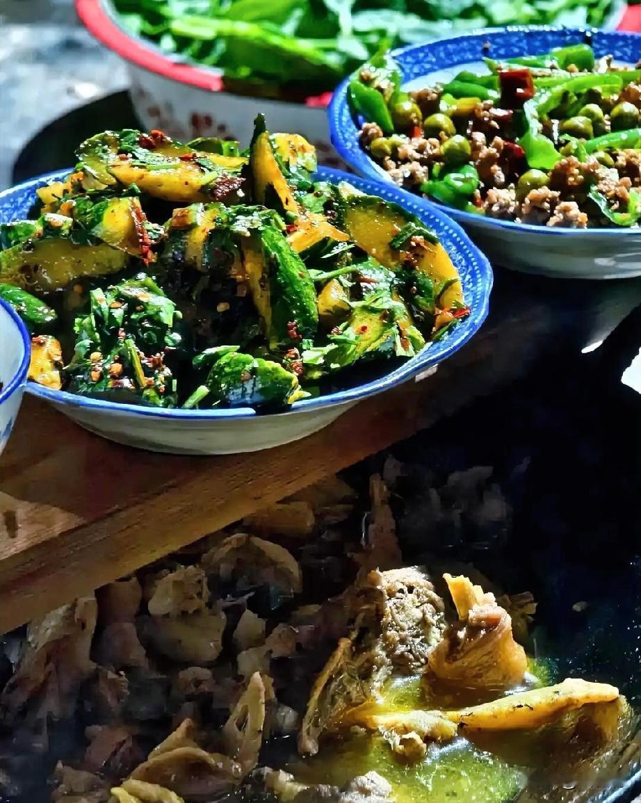 乡村美食主理人，就是回到村里，用当地最新鲜的食材做菜的人。不用城里大饭店那套，萝