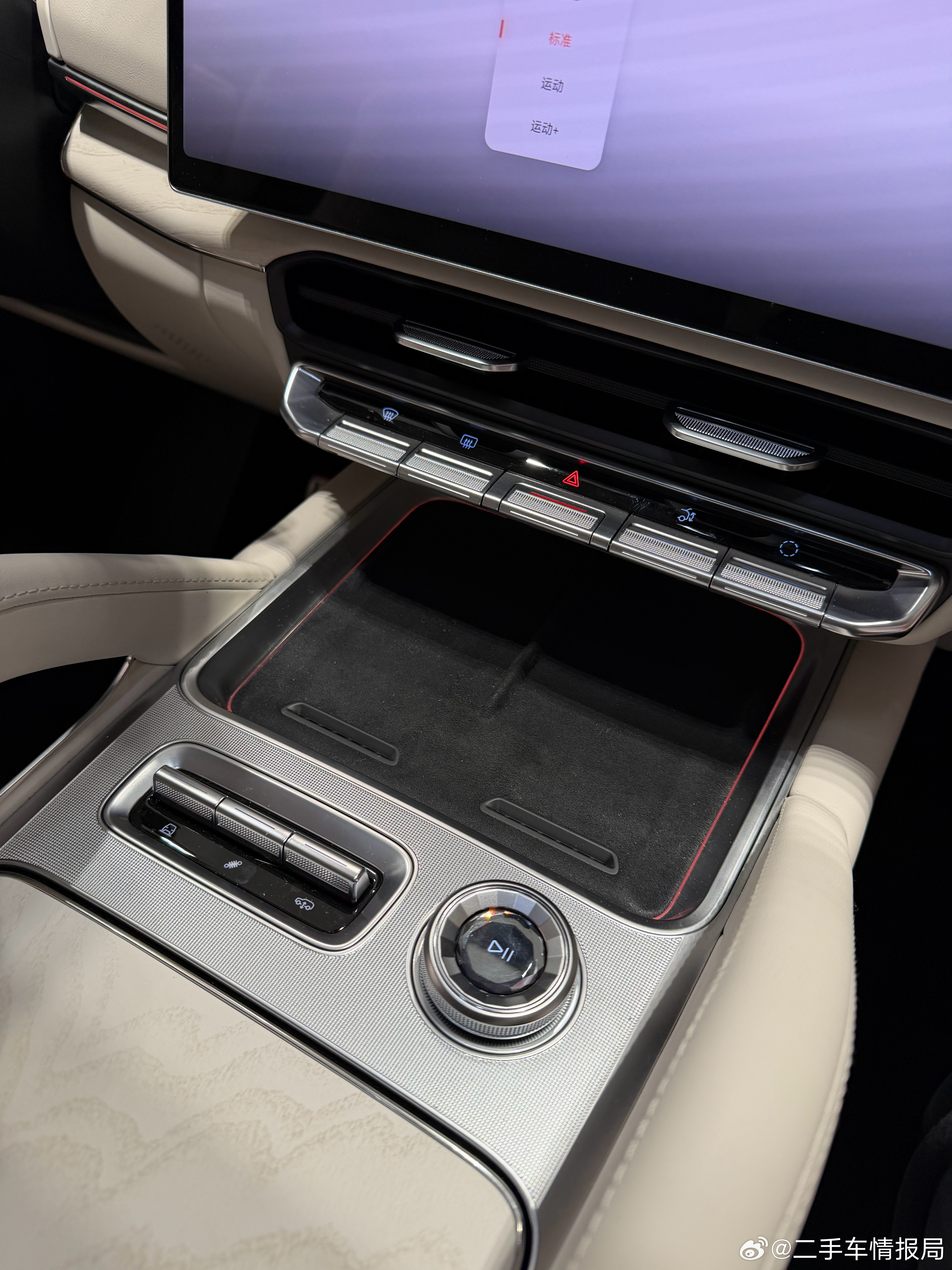 感觉极氪在搞文艺复兴，这按键比我001多多了，按键党狂喜可能发现被新势力带偏了，