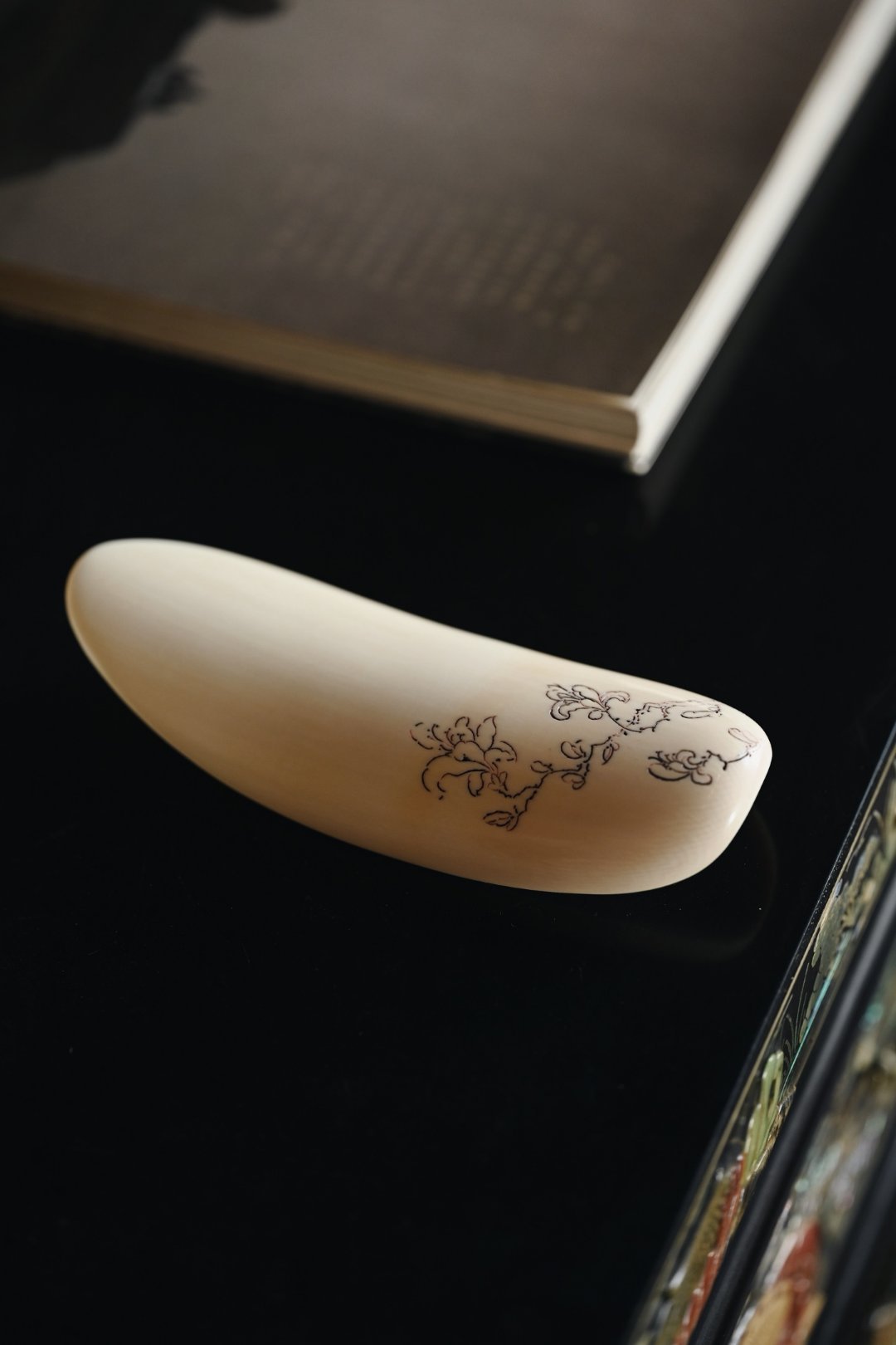 猛犸 | 玉兰 茶则料质细腻，雕琢玉兰花卉，花叶蜿蜒伸展，花朵或含苞隐起自然，或