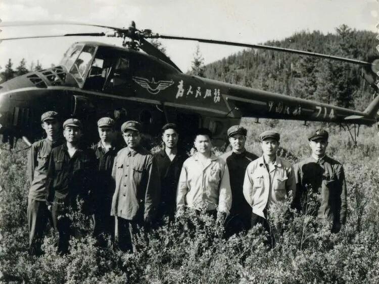 航空老照片·配属民航运输大队使用的直5型中型运输直升机。涂装还挺好看的