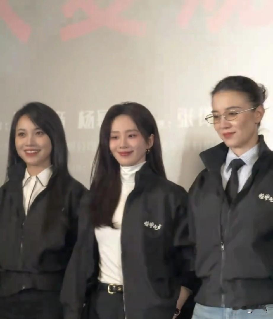 刘诗诗三位穿黑色夹克站在一起。