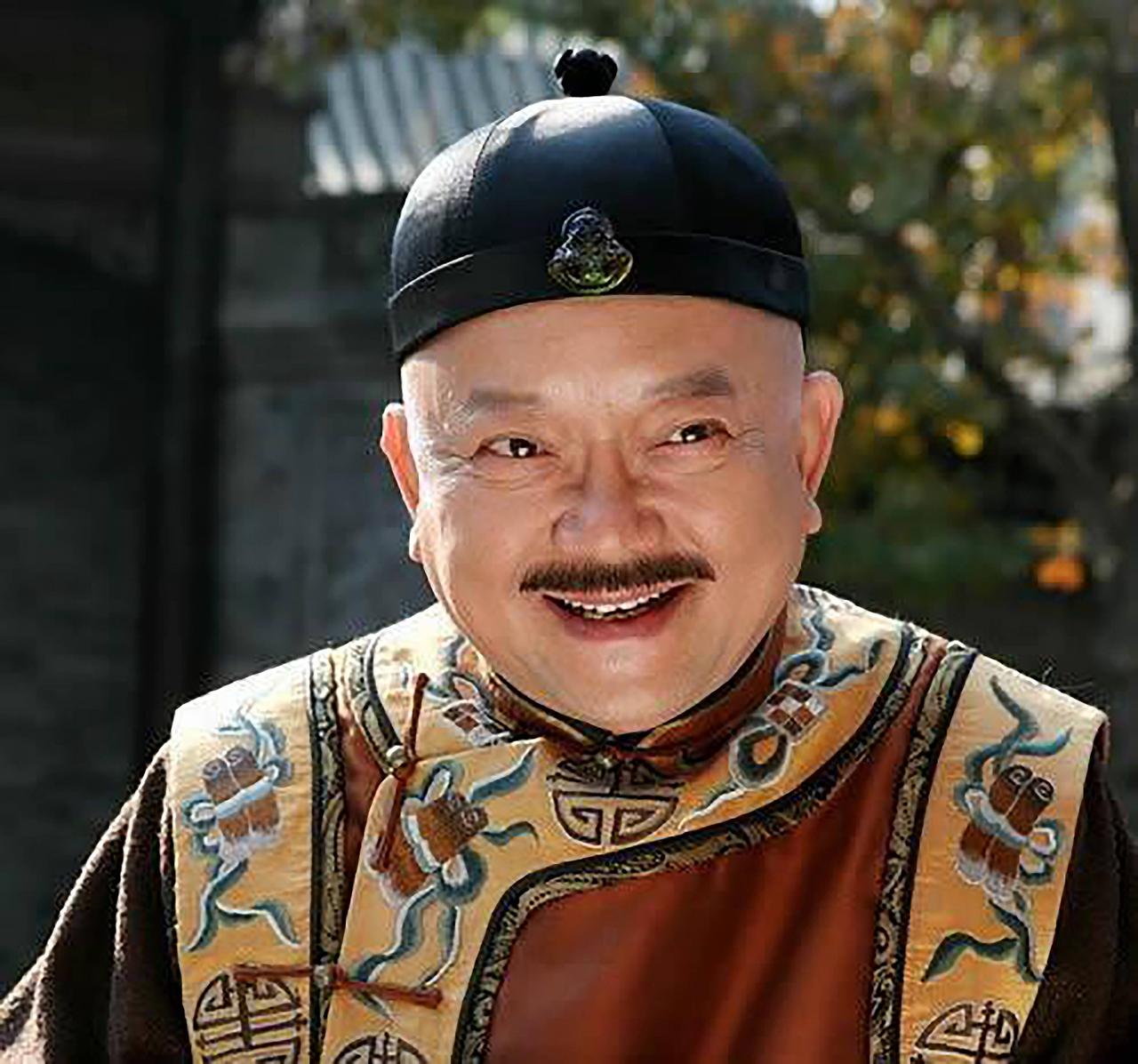 演员，王刚，娶第三个老婆，生了一个儿子，而同时，他的女儿也有了孩子，两个小孩在一