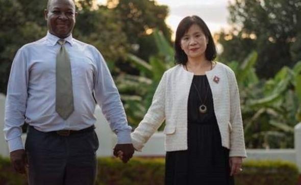 1996年，母亲以死相逼，父亲一夜之间白了头，依然没能阻止清华才女王丽红远嫁非洲