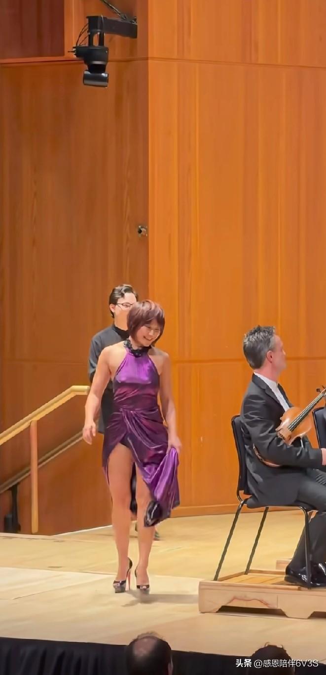 王羽佳这姐们儿太绝了！台上弹琴霸气外露，台下那身腱子肉更是没谁了——紧致得发光！