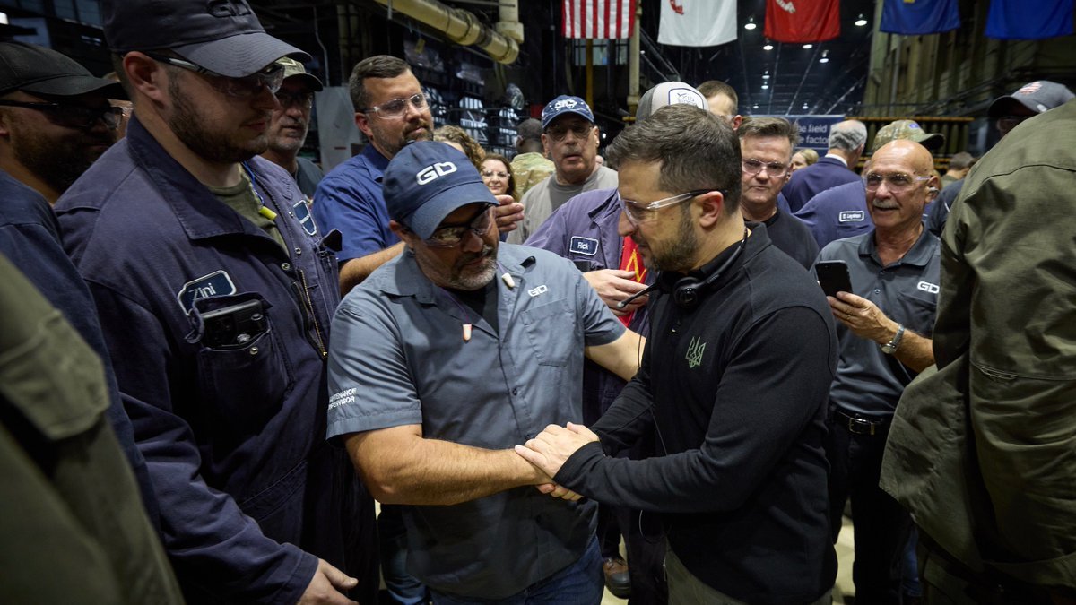 泽连斯基:“宾夕法尼亚州斯克兰顿。 我参观了一家生产 155 毫米炮弹的工厂。 