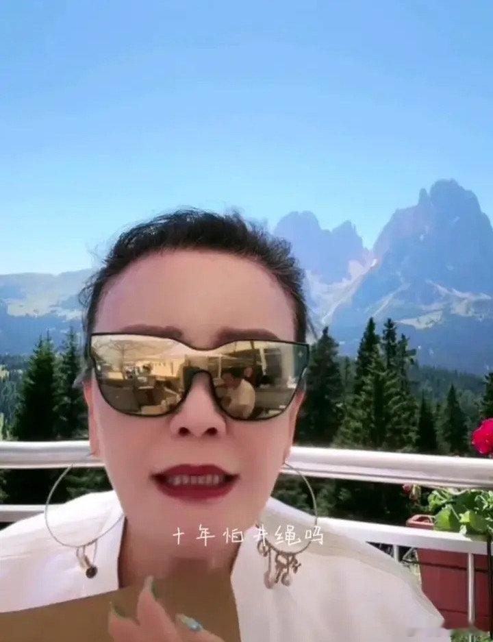 #张兰隔空教育汪小菲#兰姐有拍桌子的脾气，有不掀桌子的修养#张兰吐槽汪小菲胆小#