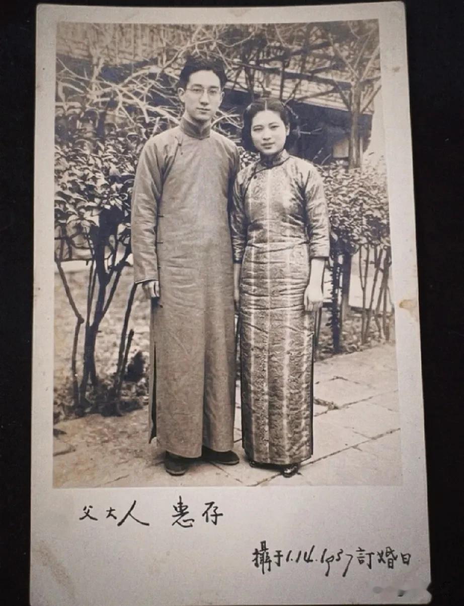1937年的订婚照：一纸黑白，半世温情1937年1月14日，冬日的阳光斜斜落在庭