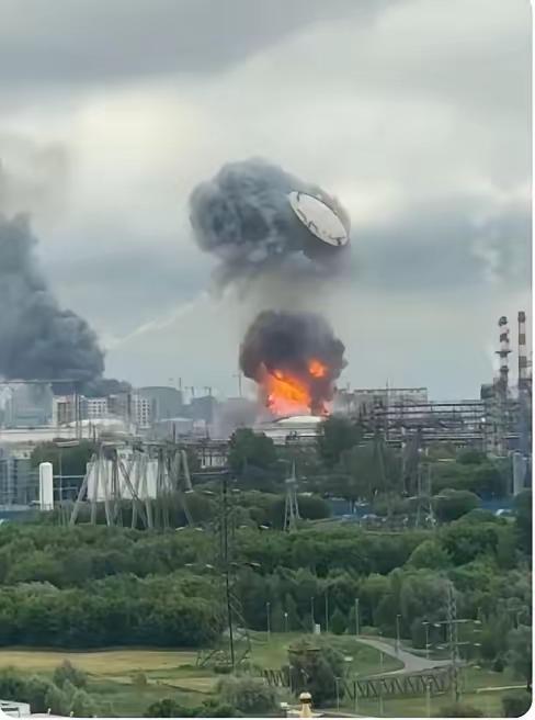 莫斯科挨了炸，俄罗斯反而更硬了？这直接把我看愣了

乌克兰无人机炸了莫斯科。
