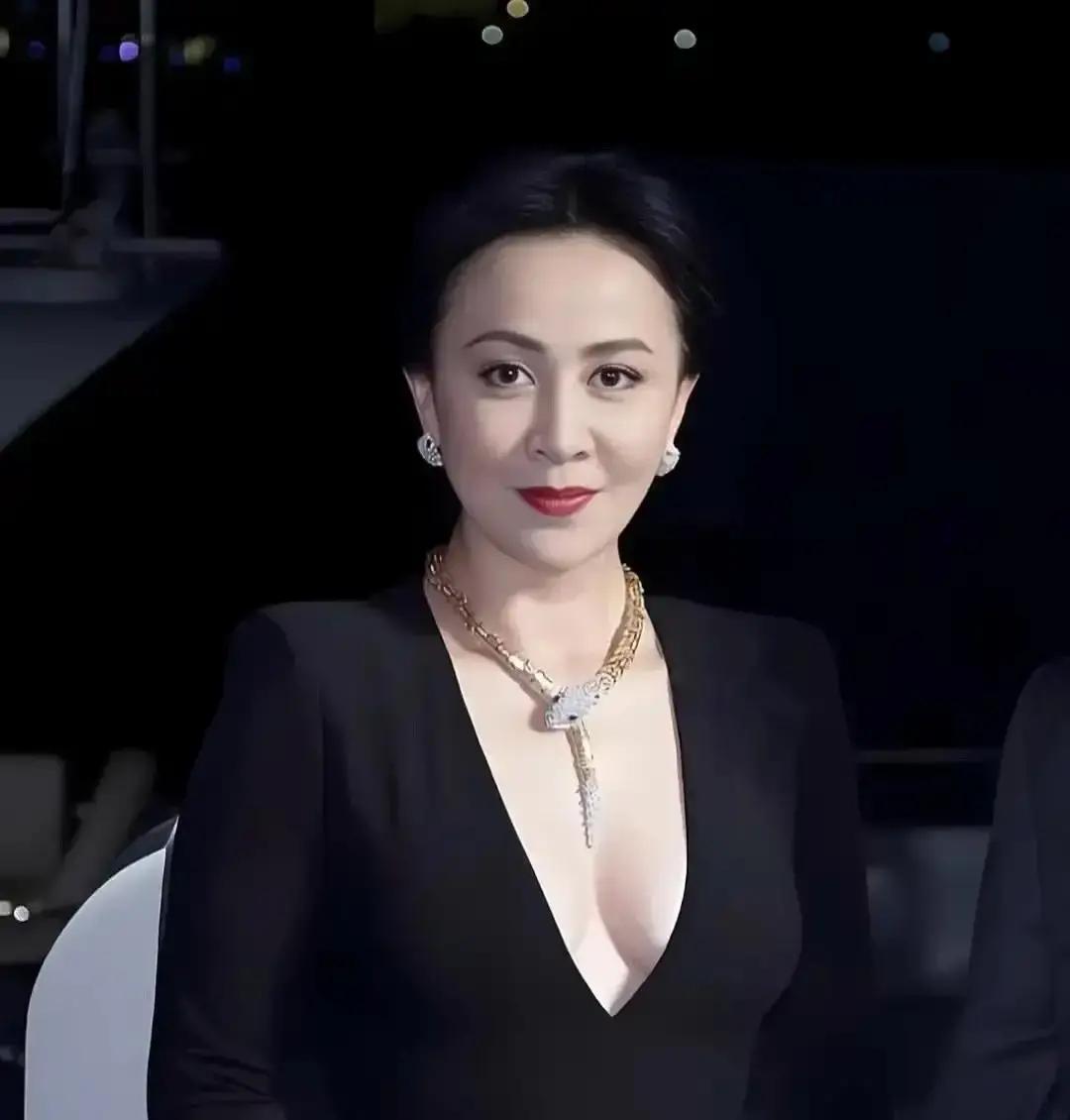 18岁星二代考机长，已飞120小时！
 
他爹是胡军，却拒绝镜头，只想穿制服。