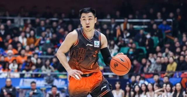 辽宁与山东男篮的球员交换合同到期后，朱荣振已经按约定回归辽宁队，但高诗岩却继续留