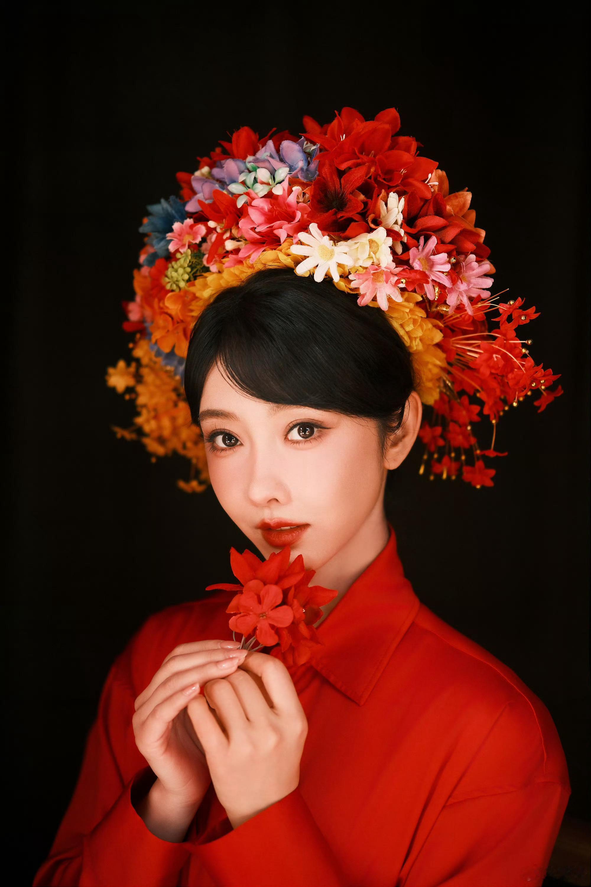 宣璐簪花照春意簪上头，宣璐这一组太惊艳了。花样美人，美人如花，不矫揉不造作，笑容