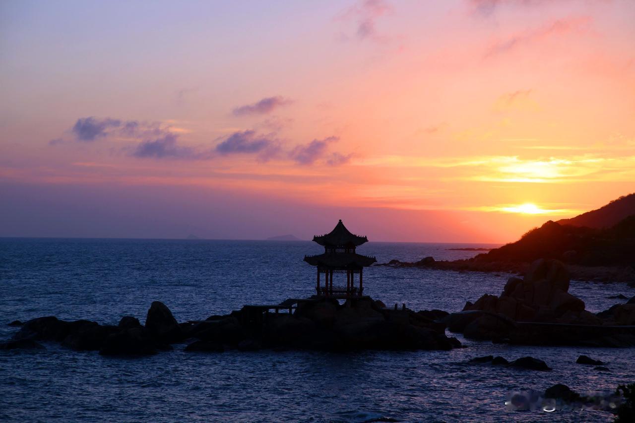 傍晚六点的椰梦长廊，椰树剪影镶着金边，风里裹着暖乎乎的咸湿气息，拂过脸颊时全是温