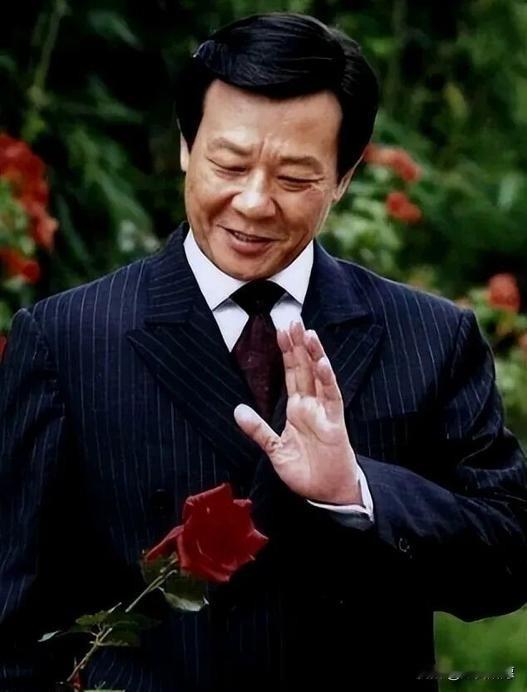 这个细节最扎心。
寇世勋把家里搞得“热闹非凡”，
楼上楼下住着两位“女主人”。