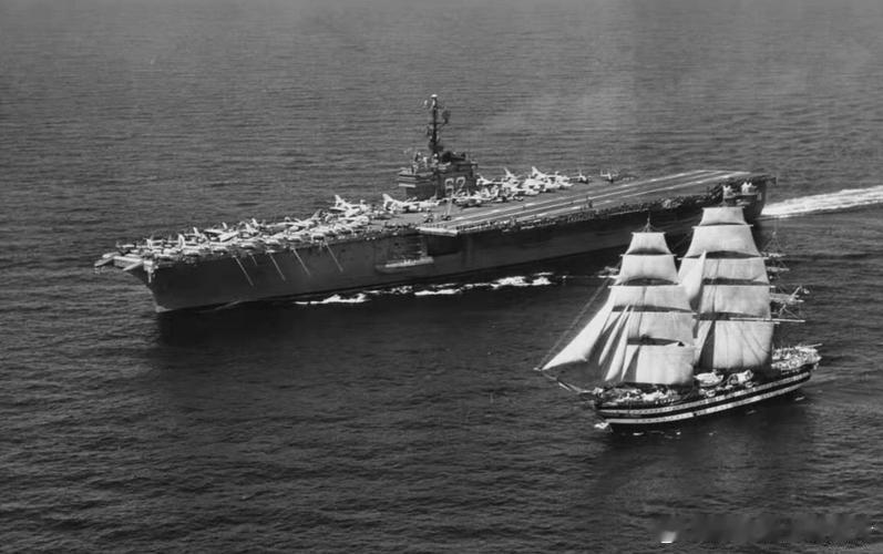 1942 年，美国海军航空母舰独立号（舷号CV-62）与意大利训练舰亚美利哥韦斯