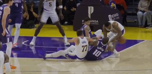 团队篮球！斯玛特倒地神传！詹姆斯双手炸扣！

从防守端开始，东契奇和斯玛特倒地抢