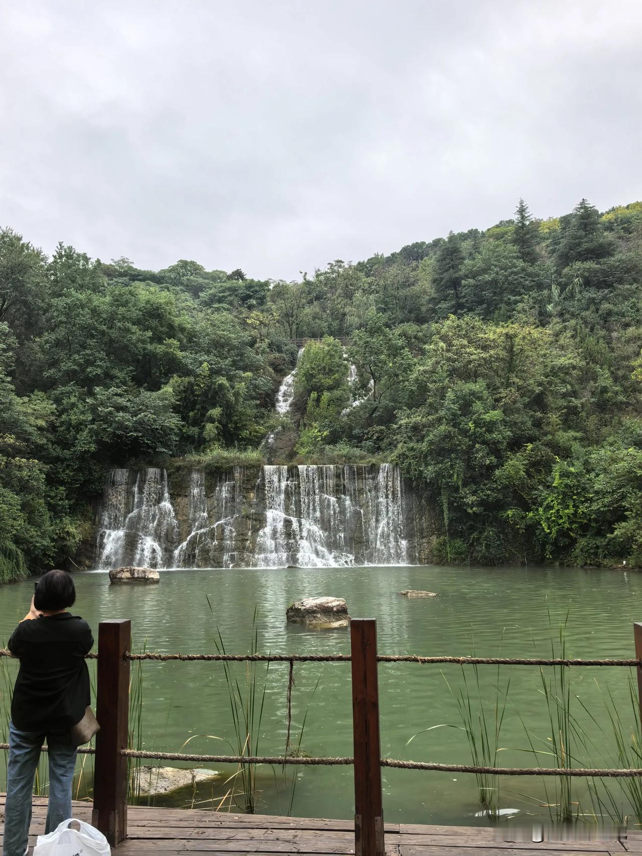 
珠山宕口公园瀑布如期开放
即使是人工瀑布也一样好看，
飞流直下，
气势十足，