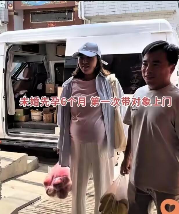 河南的一个小姑娘，怀孕六个月了，才把男朋友带回家见父母。没想到她爸爸一见男的就发