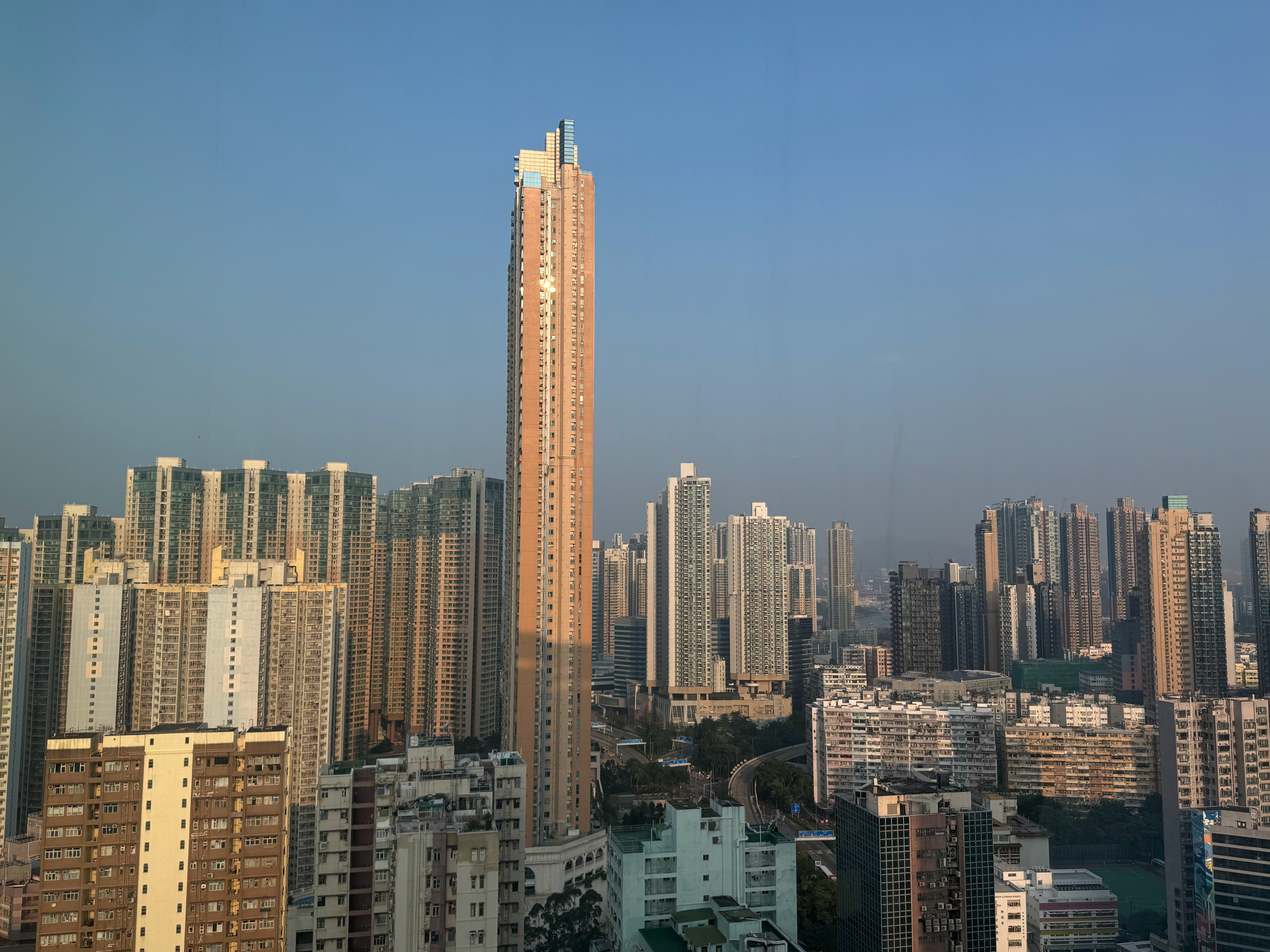 白海豚提前登陆香港也是经常有台风的城市 但也有这样的建筑，防风能力很强？ 