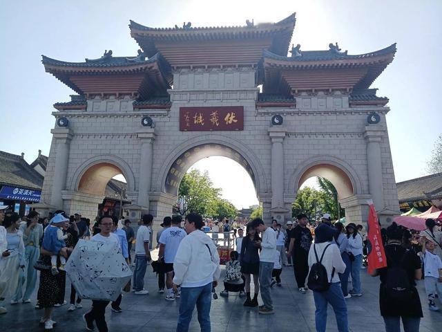 外媒破防了？中国长假不再“爆买”全球，钱都花在了国内景区！
 
这种变化不是偶然