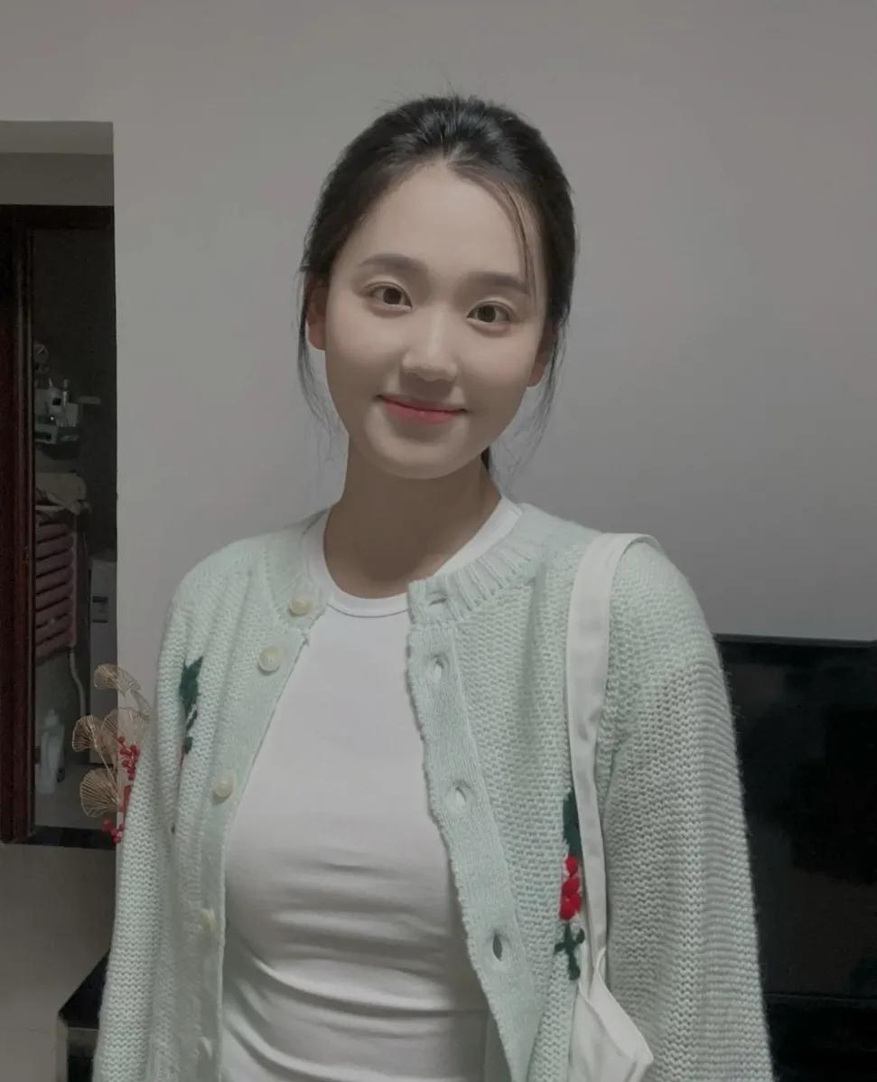 白衣秀眉含笑，清丽似花影。