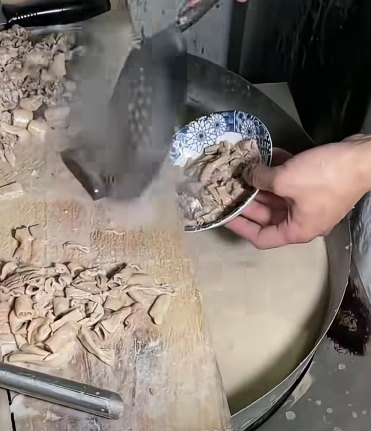 这样的羊肠汤你敢吃吗？
汤水已经熬成了“不知名”的白色
网友：看那个汤不吃也饱了