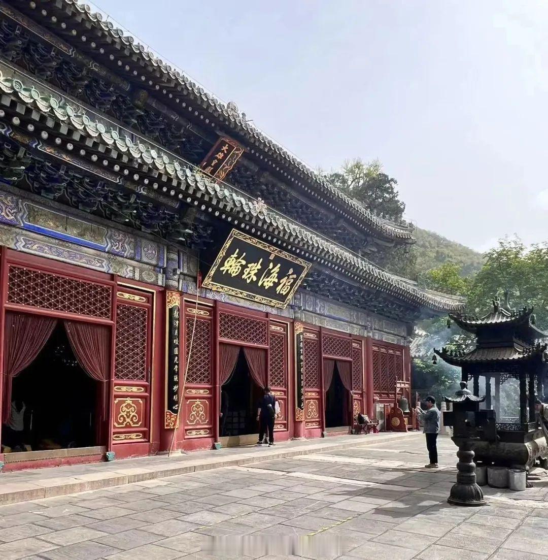 北京门头沟潭柘寺景区8月1日重新开放，曾捐款暴雨灾区的游客凭记录可享门票5折。希