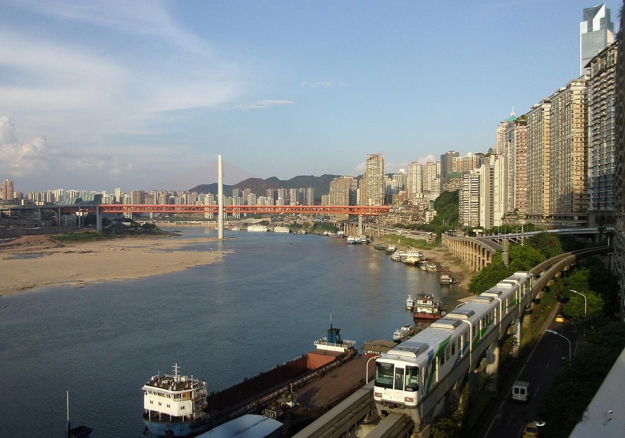 2015年夏季在黄花园大桥南桥头拍摄的重庆轨道交通2号线列车与远处的千厮门嘉陵江