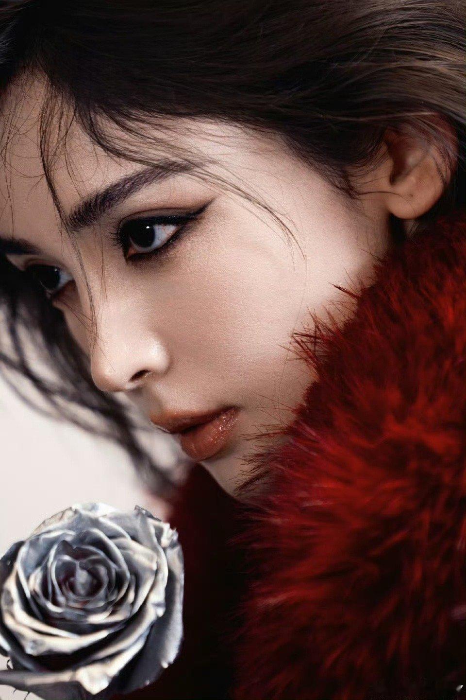 杨单给娜扎化的全包眼线妆娜扎化妆师杨单娜扎化妆师杨单，美得很。[哈哈][哈哈] 