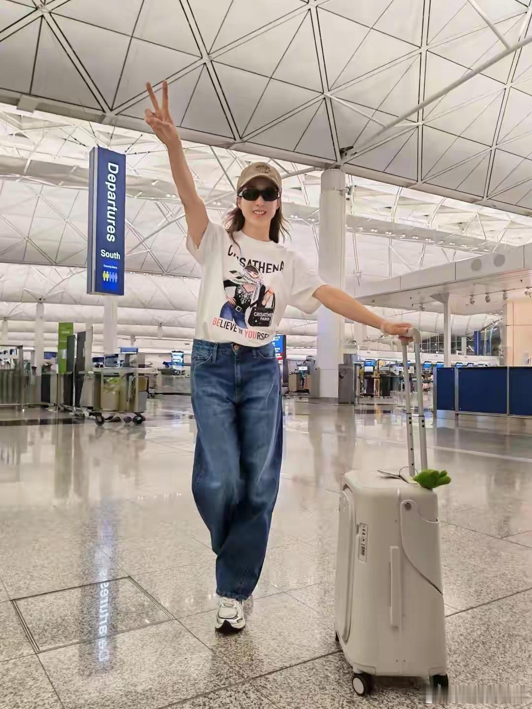 42岁钟嘉欣晒带娃日常，母子互动画面温馨有爱，三个孩子都很可爱 